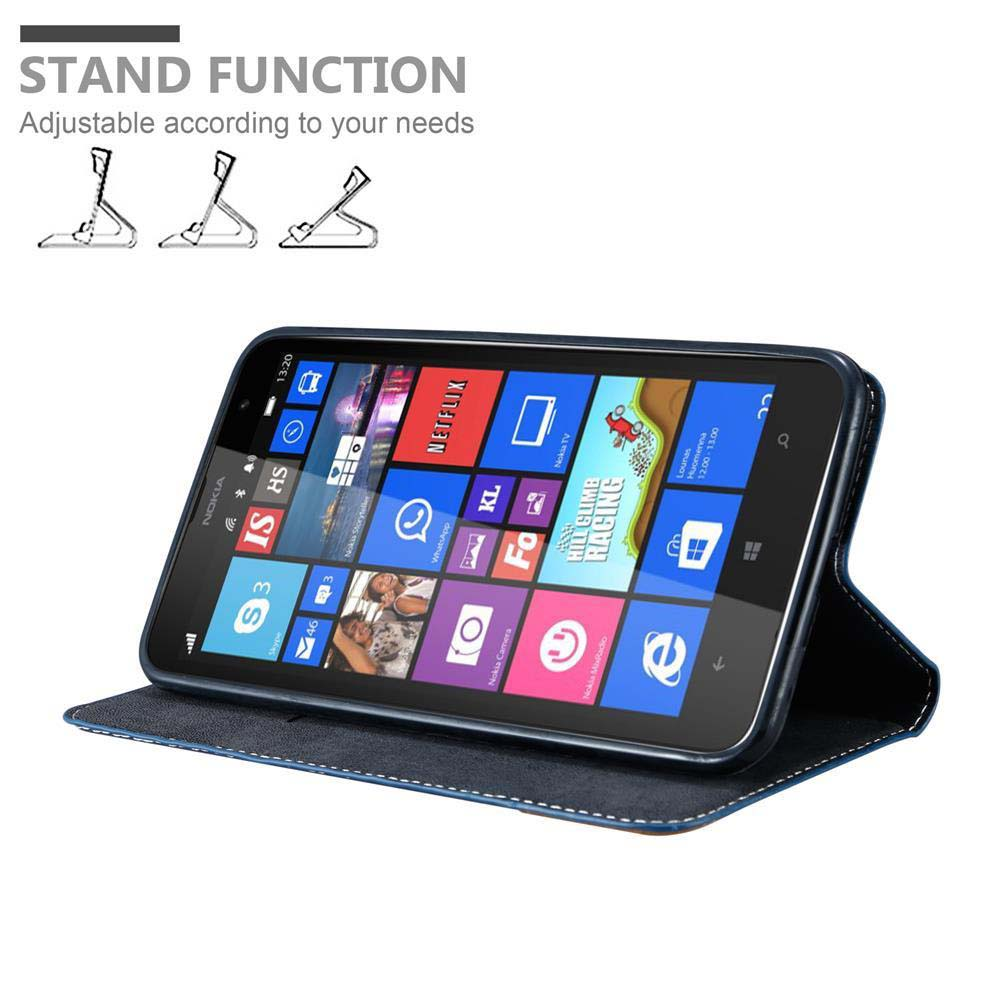 Telefono nero all'interno di una custodia blu scuro, che mostra le app sullo schermo, funzione stand.