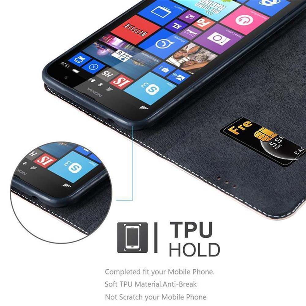 Custodia blu scuro per telefono con telefono all'interno. Mostrata una carta. Su superficie bianca.