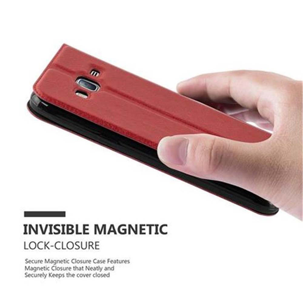 Una mano sosteniendo una funda folio roja. El texto dice 'INVISIBLE MAGNETIC LOCK-CLOSURE'.