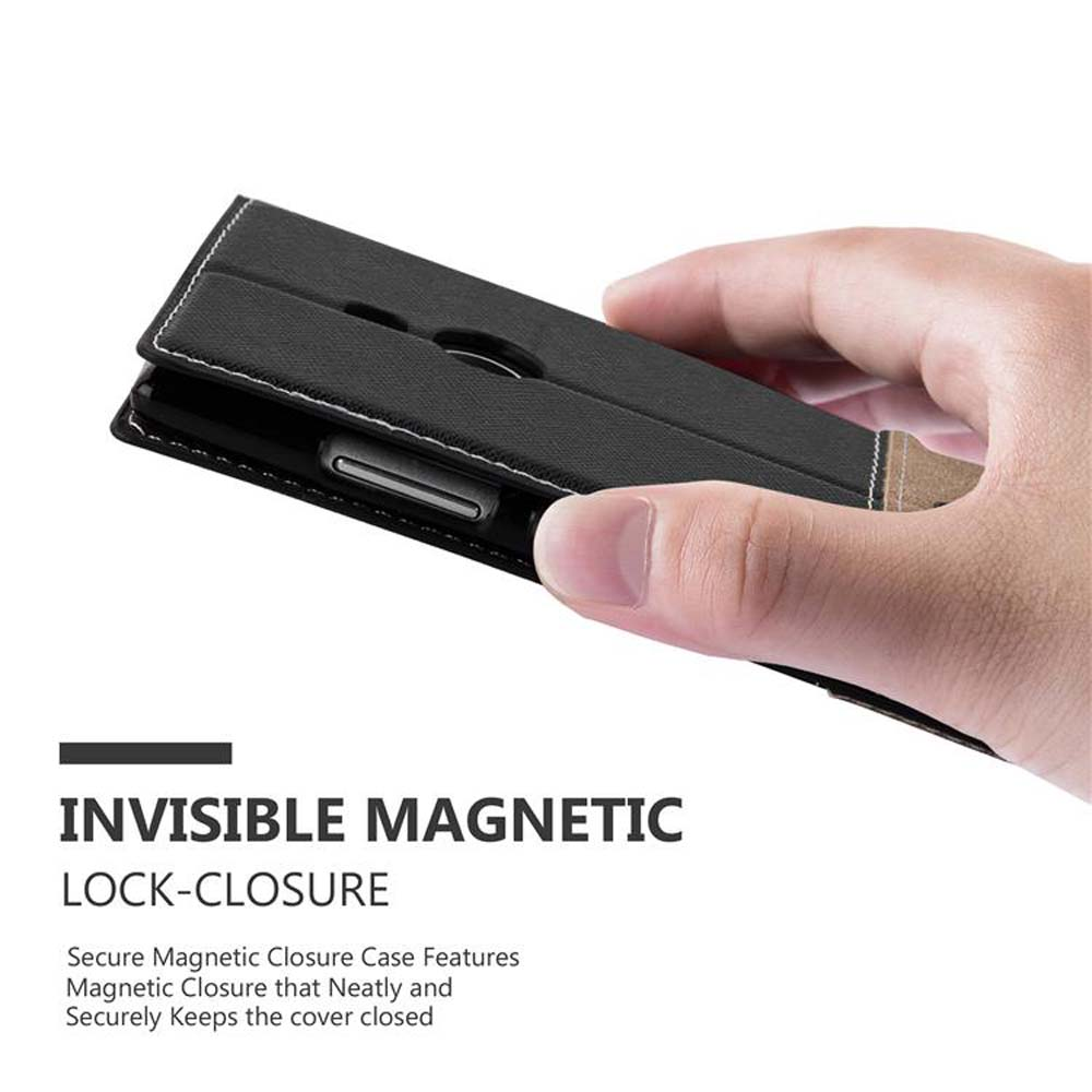 Mano che tiene una custodia nera per telefono. La custodia è chiusa, mostrando la funzione di chiusura magnetica invisibile.