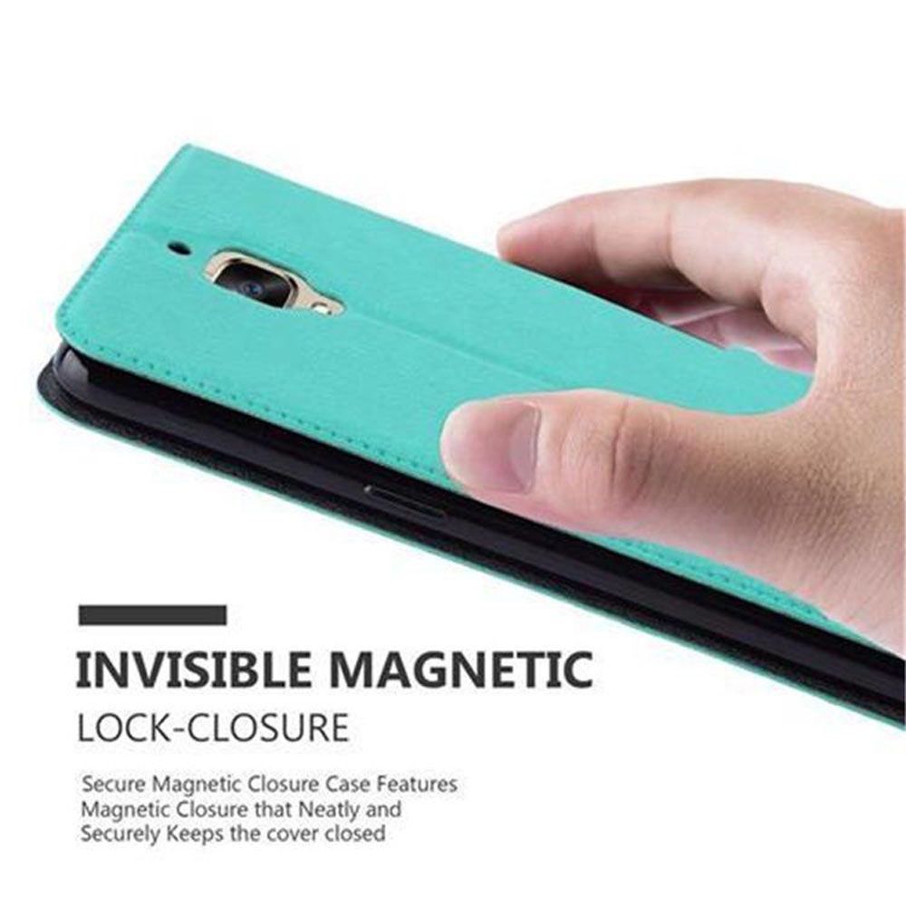 Una mano tiene in mano una custodia per telefono verde acqua. Il testo INVISIBLE MAGNETIC LOCK-CLOSURE è mostrato sopra.