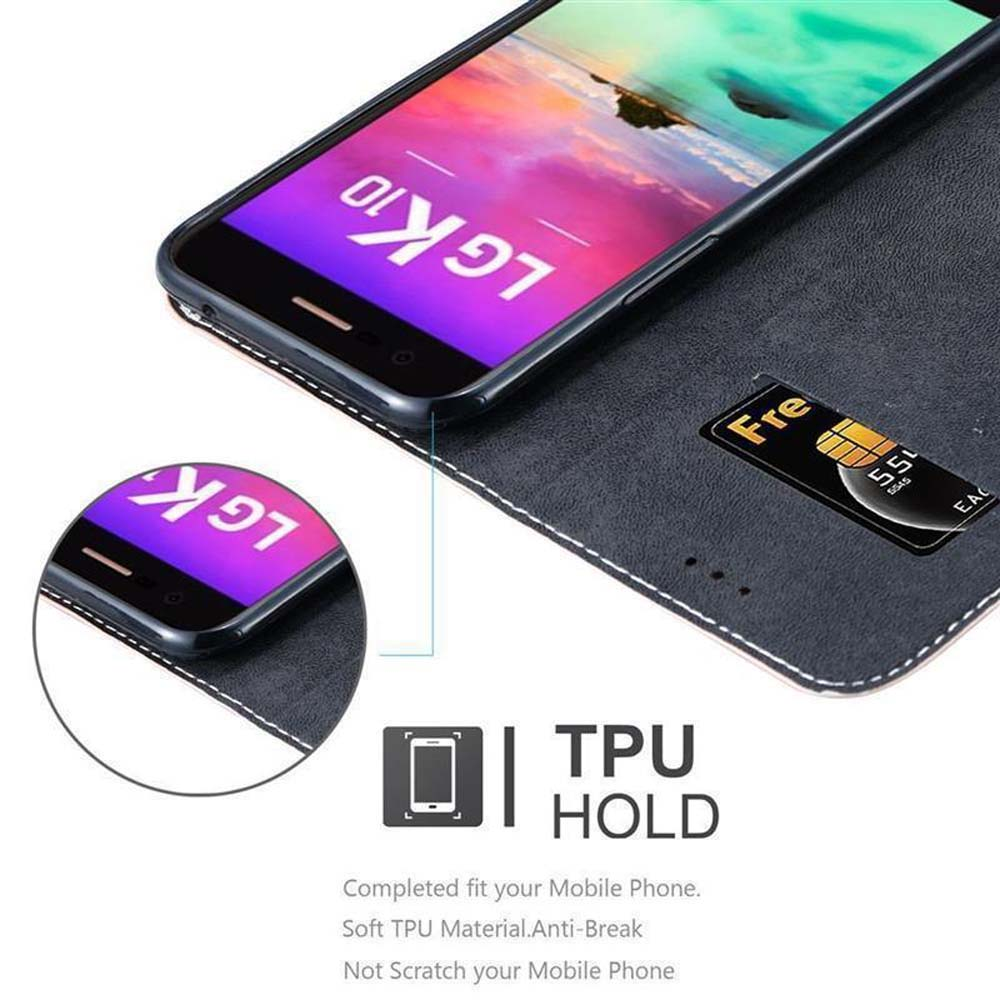 Un telefono in una custodia. Lo schermo mostra un'interfaccia di app. Testo: 'TPU HOLD'.