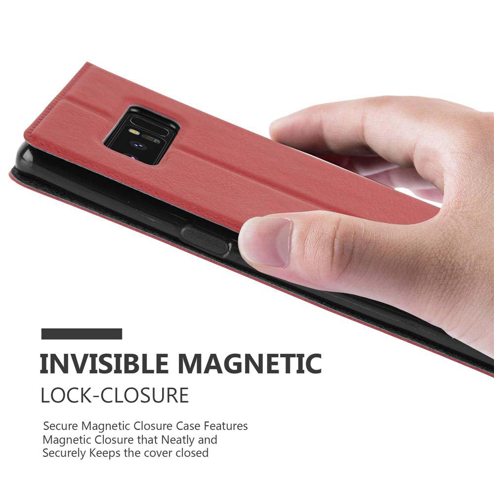 Una custodia per telefono rossa, parzialmente aperta. Una mano la tiene, rivelando un telefono. La custodia ha una chiusura magnetica.