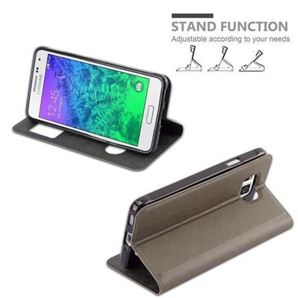 Teléfono en una funda que puede colocarse de pie. La pantalla muestra la hora.