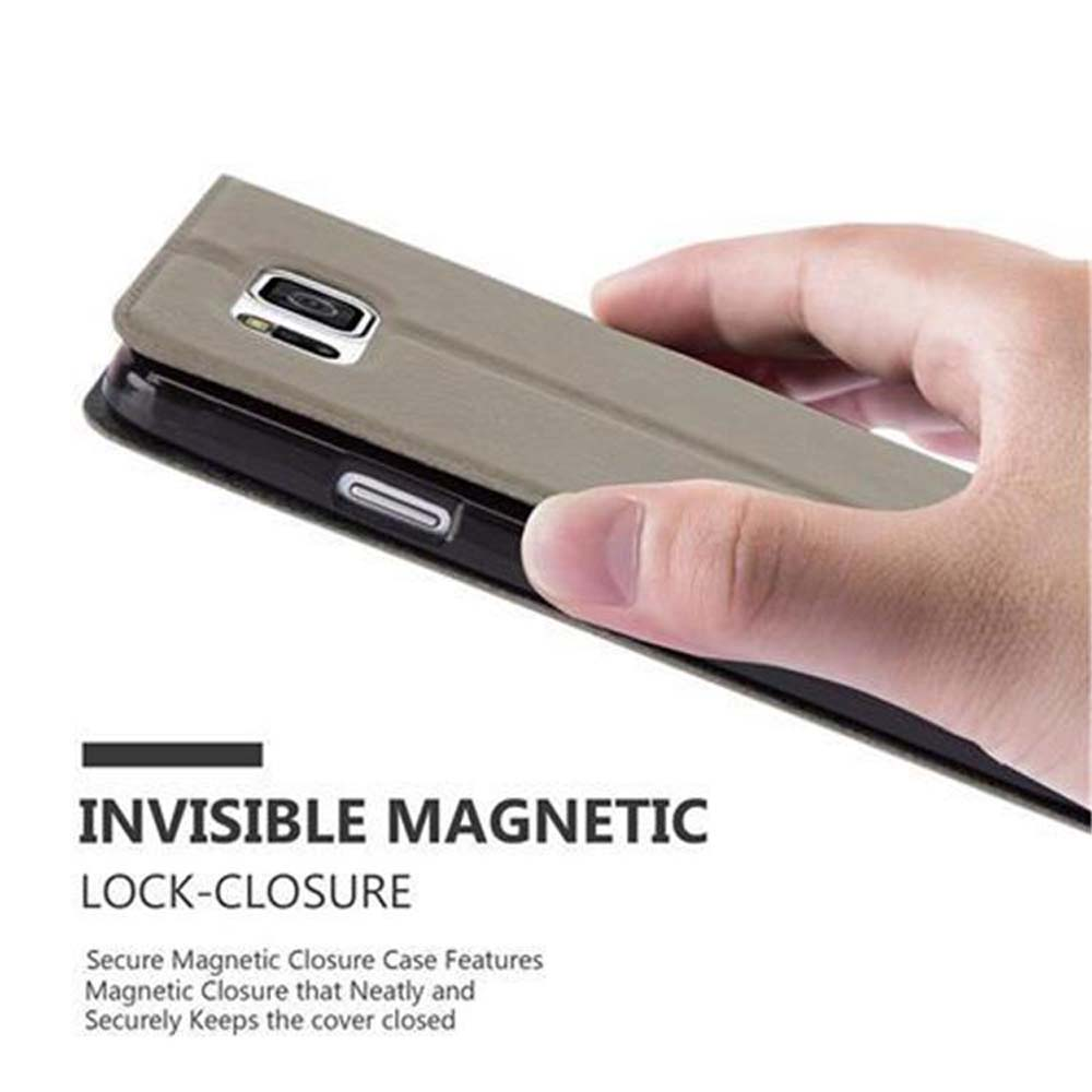 Funda de teléfono con una mano sosteniéndola. El teléfono está dentro. Texto: CIERRE MAGNÉTICO INVISIBLE.