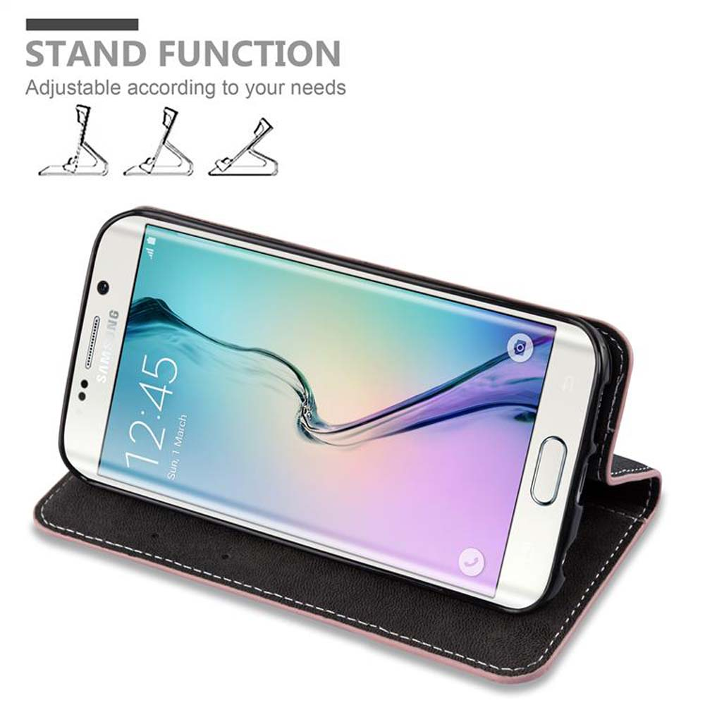 Telefon in geöffneter Hülle. Der Bildschirm zeigt Uhrzeit und Datum. Standfunktion im Hintergrund.