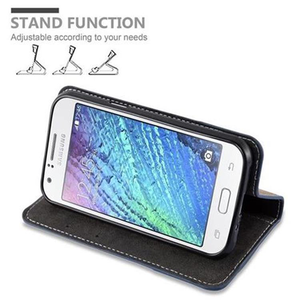 Un telefono bianco in una custodia con funzione stand, su sfondo bianco.