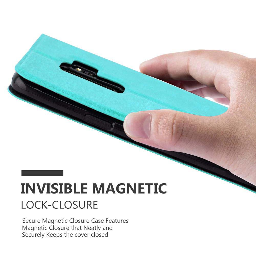 Una mano tiene una custodia turchese parzialmente aperta, mostrando il telefono. Testo: Chiusura magnetica invisibile.