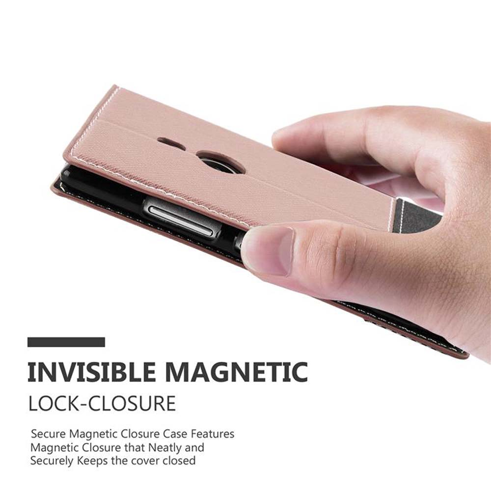 Mano che tiene un telefono in una custodia con chiusura magnetica invisibile.