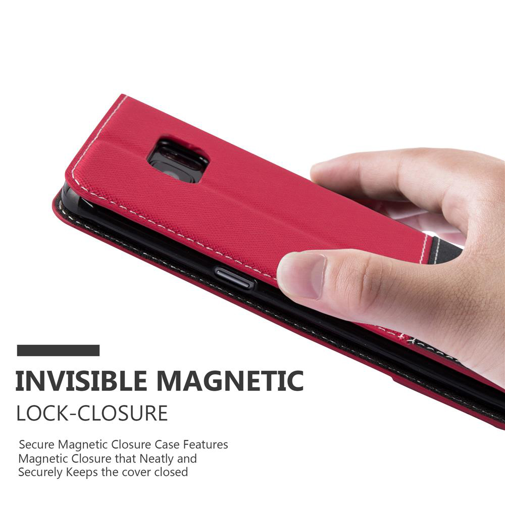 Mano sosteniendo funda roja, cerrada. Se muestra el cierre magnético invisible.