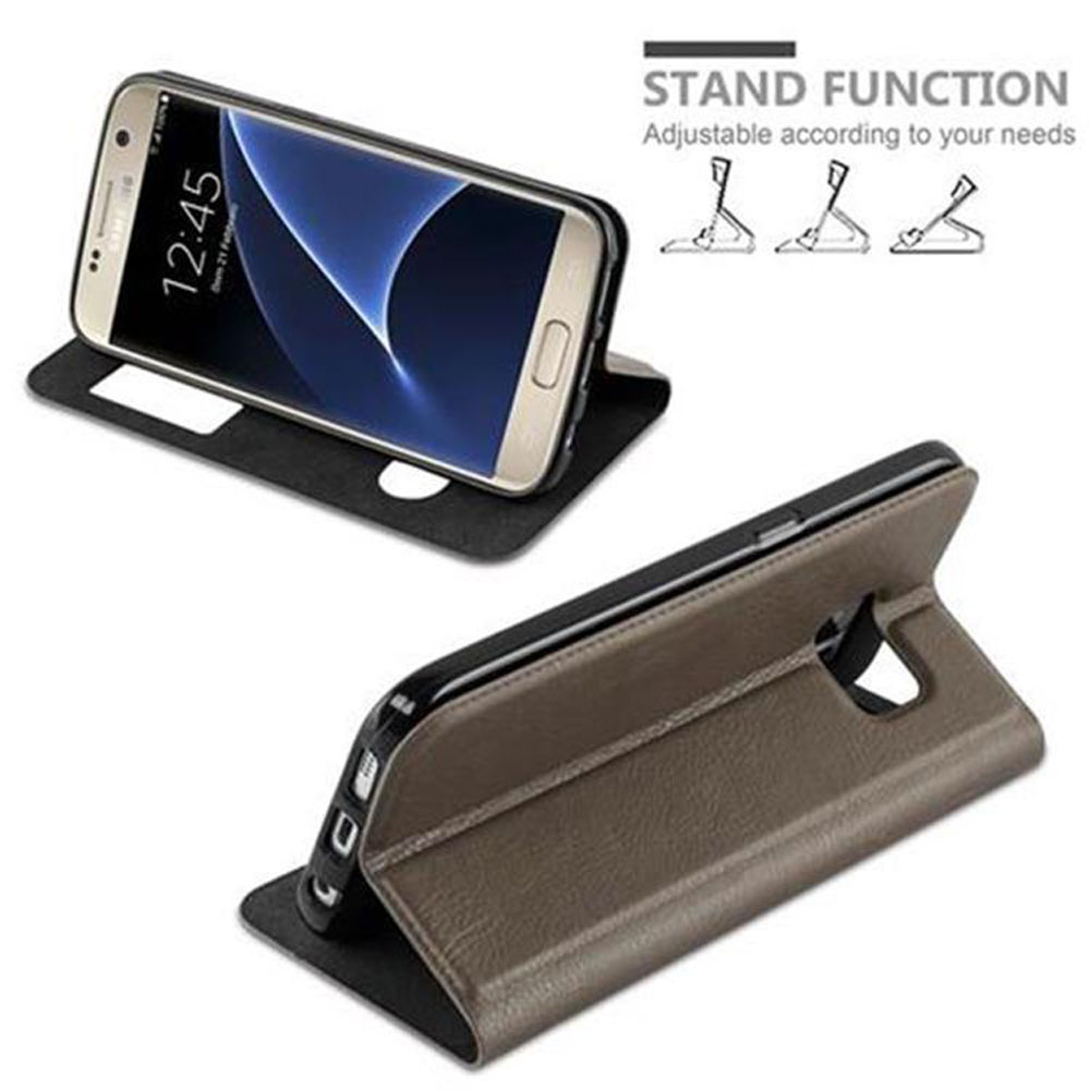Telefono in custodia marrone, in due posizioni. Funzione stand evidenziata.
