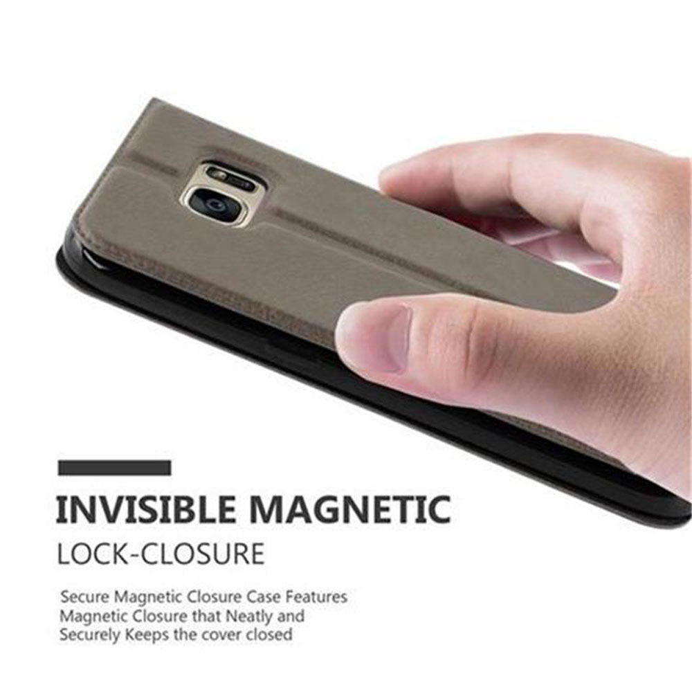 Mano che tiene una custodia chiusa. Testo sulla chiusura magnetica.