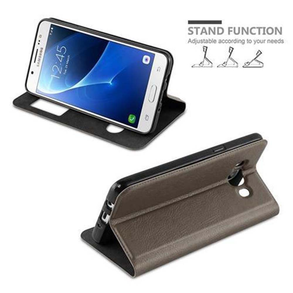 Una custodia per telefono marrone con un telefono all'interno. Ha una funzione di supporto. Il telefono è bianco con cornice nera.