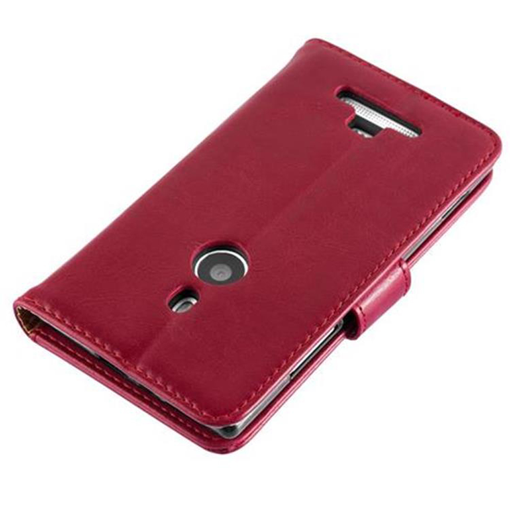 Una custodia rossa per telefono. La parte posteriore ha un ritaglio per la fotocamera e una chiusura magnetica.