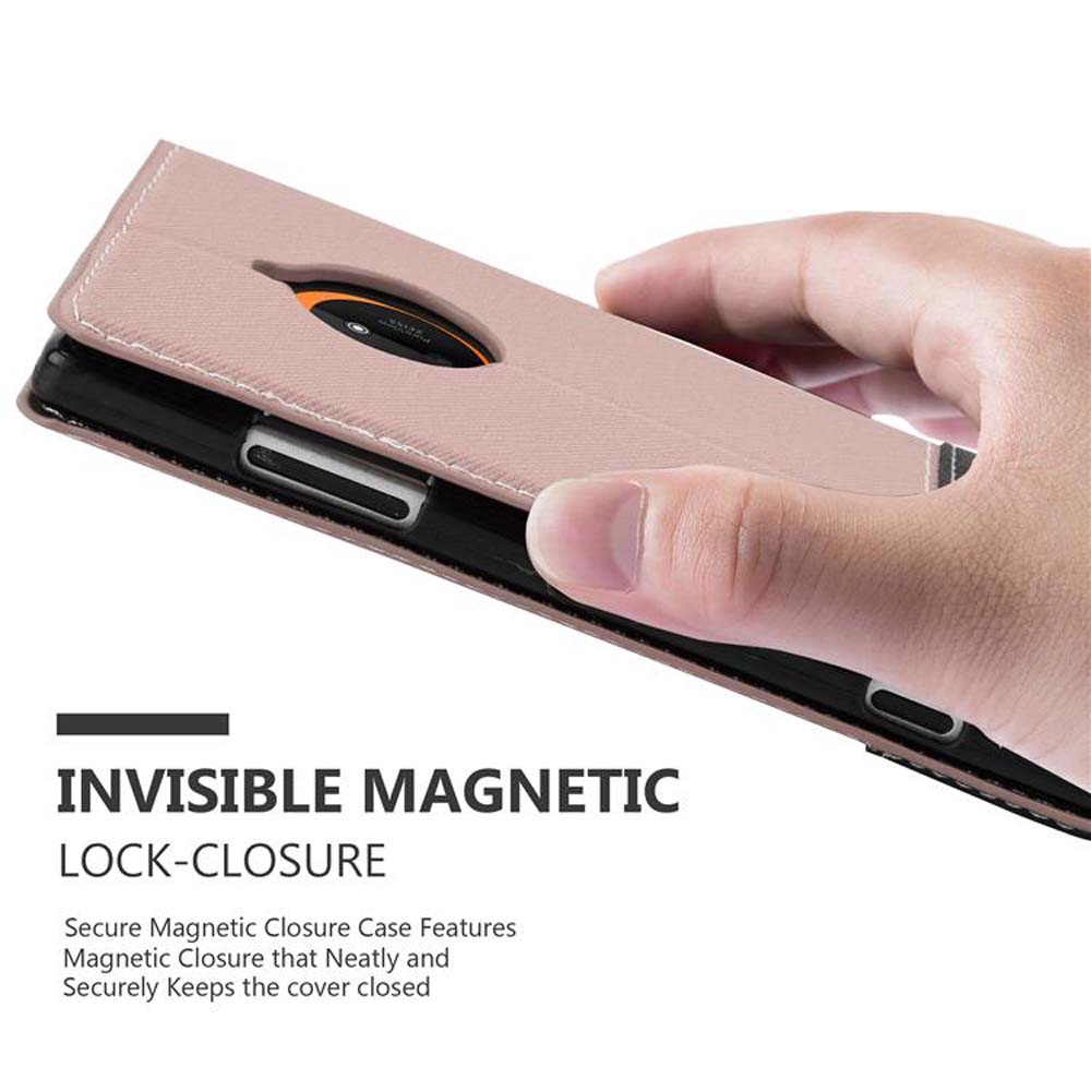 Una mano apre una custodia rosa per telefono. La custodia è chiusa da un blocco magnetico.