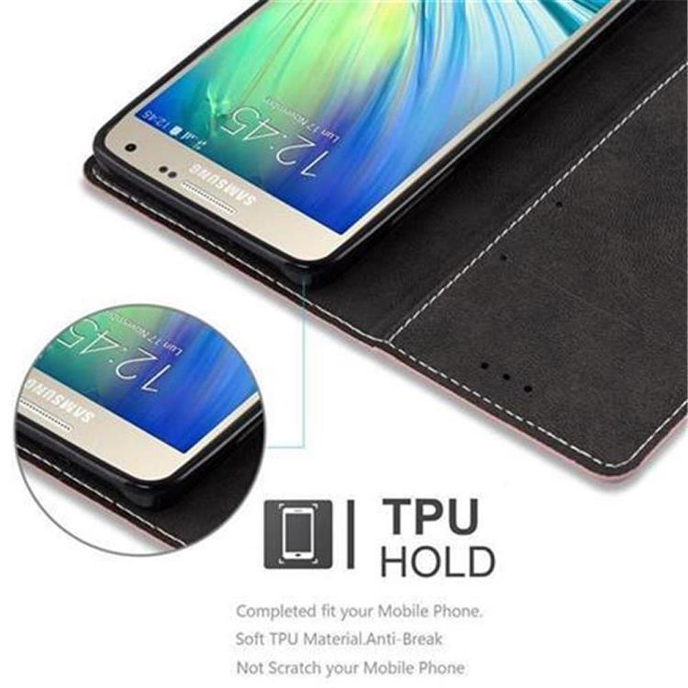 Nahaufnahme eines Samsung-Telefons in einem schwarzen Gehäuse, das die Uhrzeit anzeigt. TPU-Halte-Text unten.