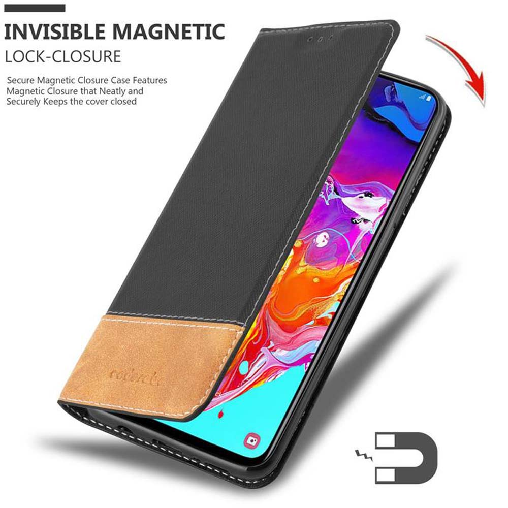 Custodia nera e marrone aperta, con telefono dentro. Viene mostrata la chiusura magnetica.
