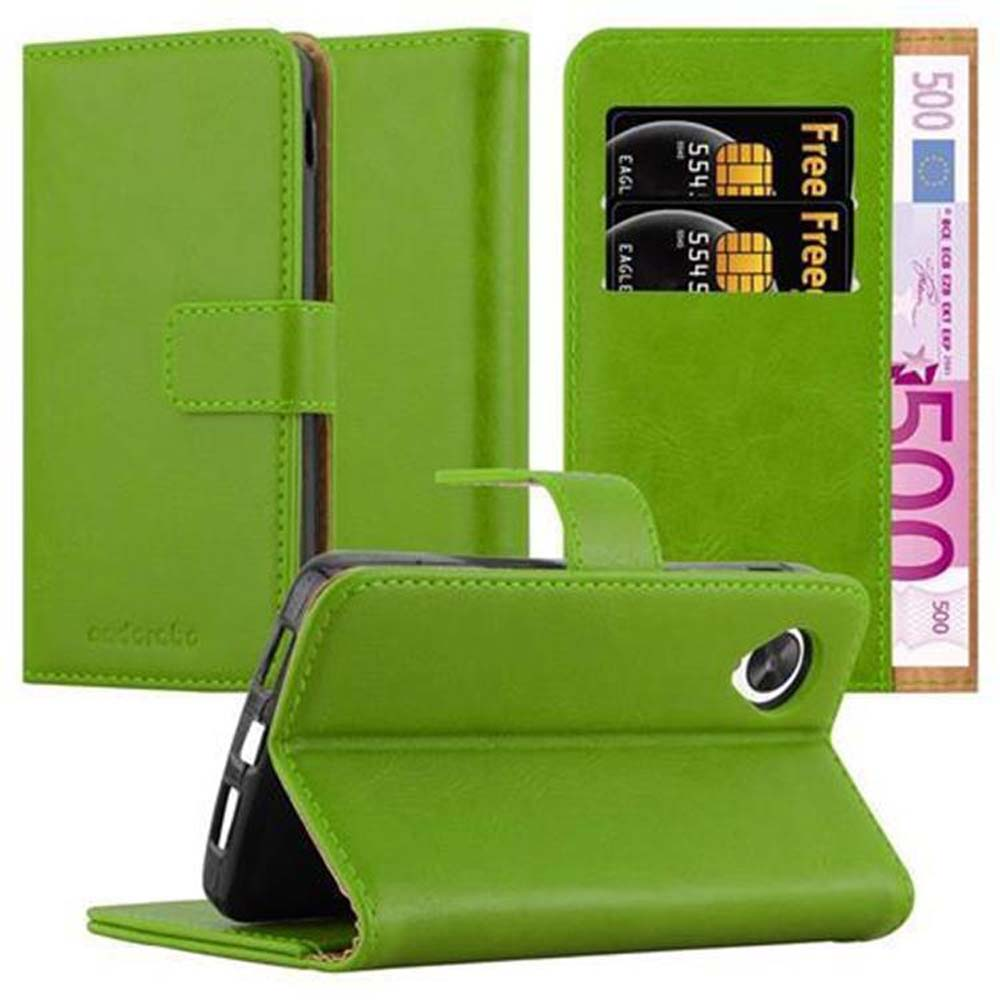 Una funda verde para teléfono. La funda está abierta, mostrando tarjetas y un billete de 500 euros. El teléfono está dentro.