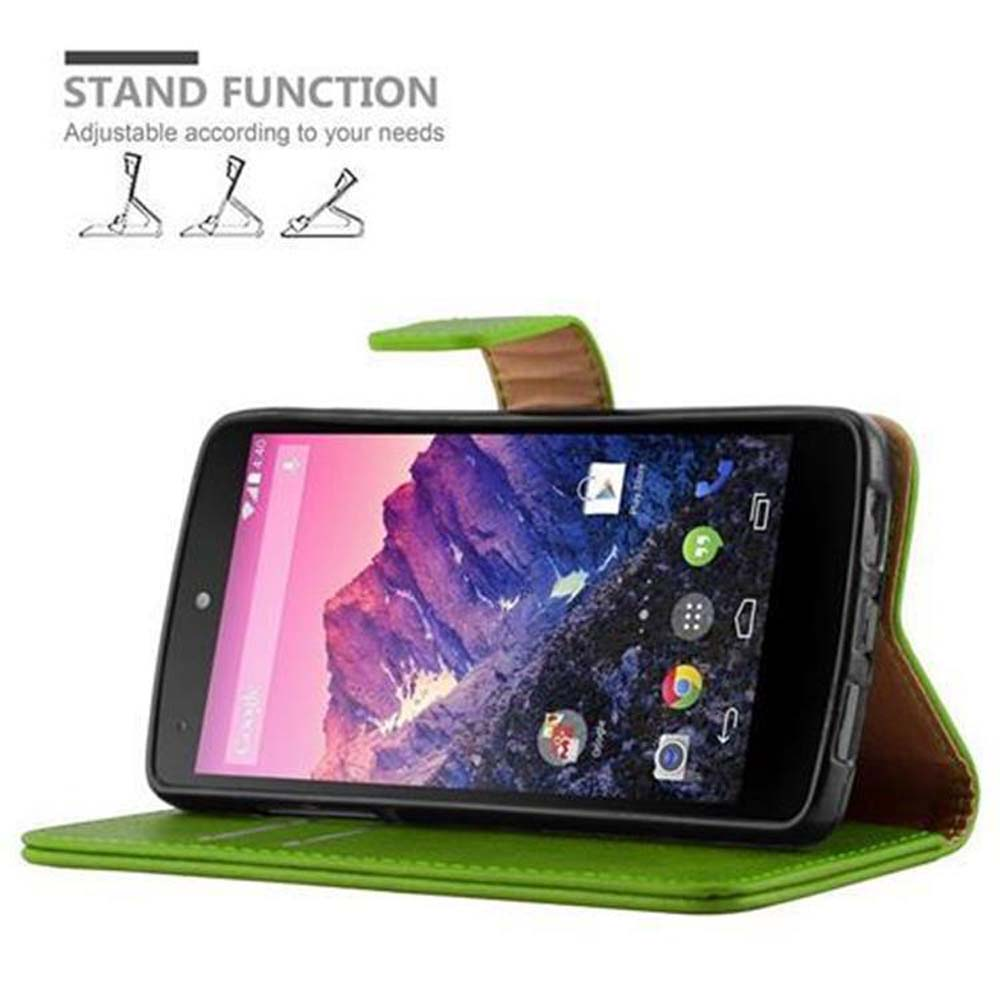 Teléfono en una funda con soporte. El teléfono está apoyado. Funda verde con pantalla de teléfono.