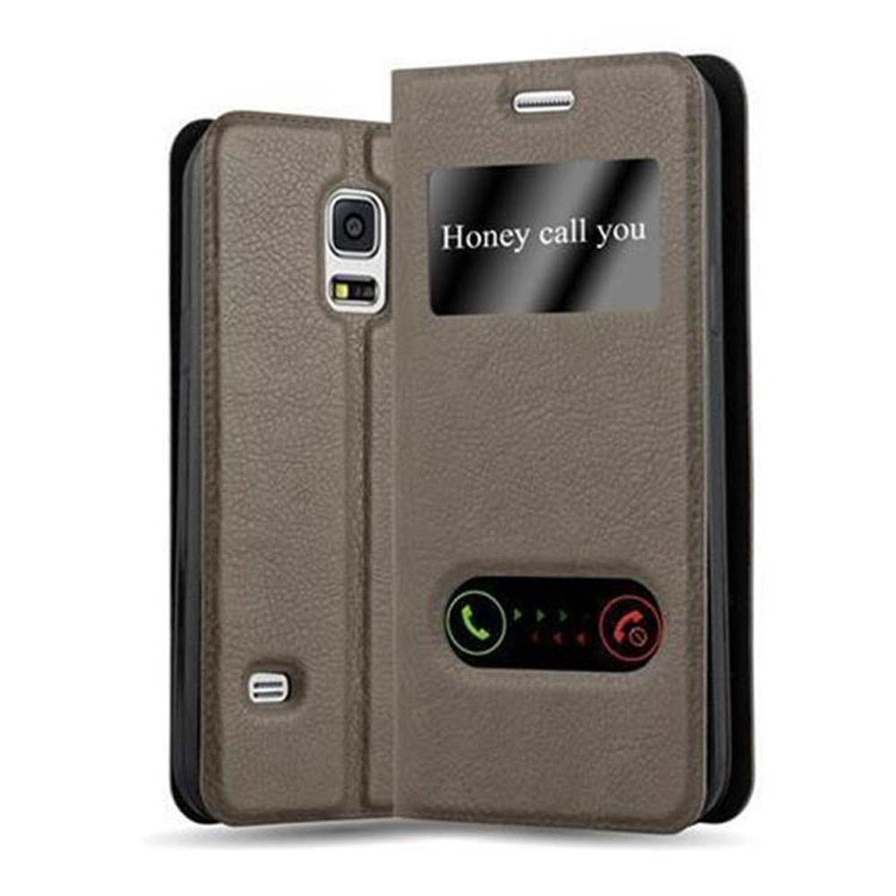 Teléfono en una funda marrón. La funda tiene una ventana. En la pantalla pone: Honey call you.