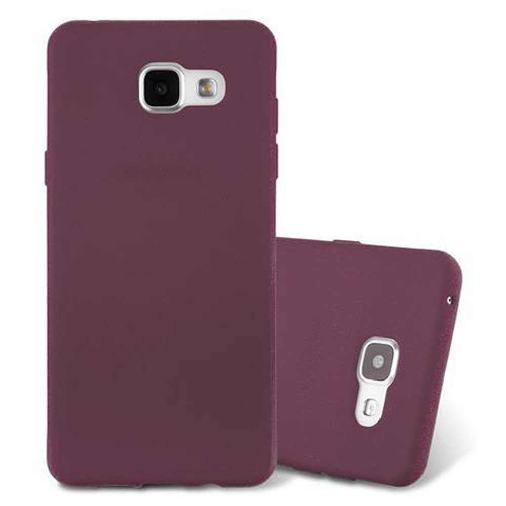 Funda morada para teléfono y otra pieza. Fondo blanco.