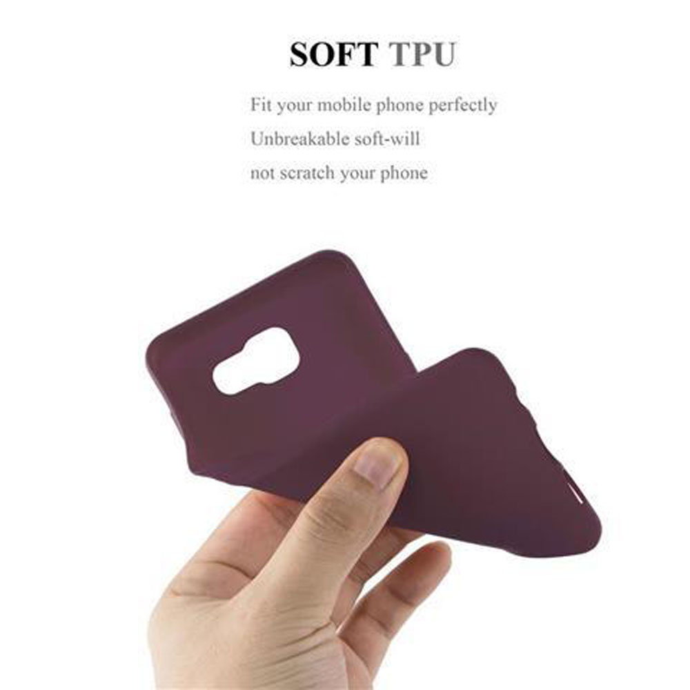 La mano de una persona sosteniendo una funda de teléfono morada.