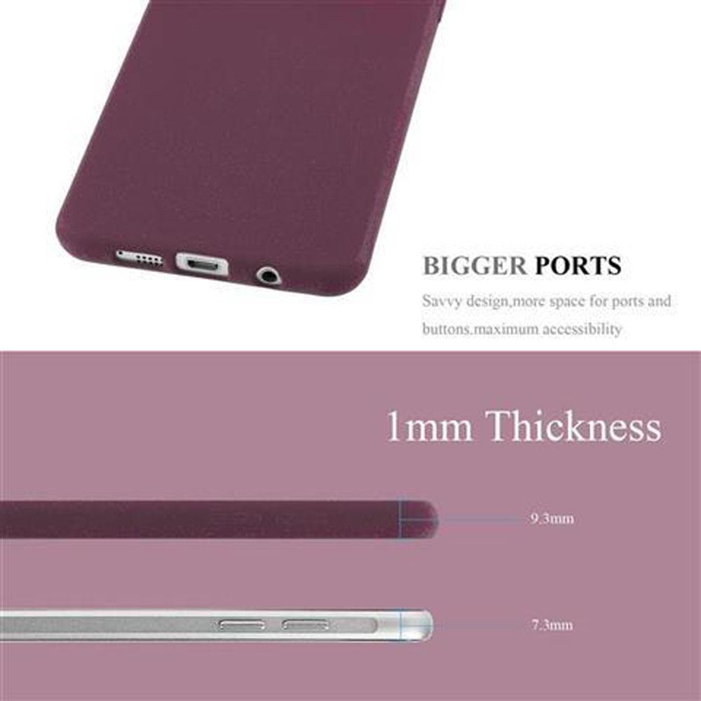 Funda morada para teléfono con teléfono. La funda muestra 1 mm de grosor. Primer plano del borde.