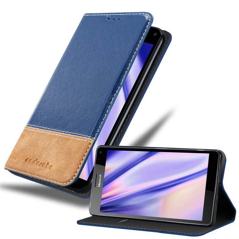 Una funda con tapa para smartphone azul y marrón. El teléfono está abierto. La pantalla muestra una imagen.