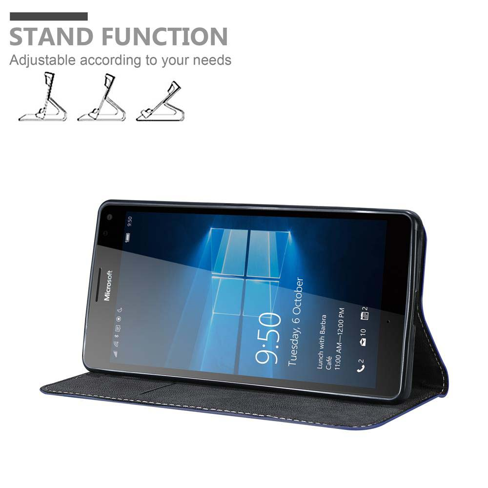 Un teléfono en una funda con soporte. La pantalla del teléfono muestra un fondo de Windows.