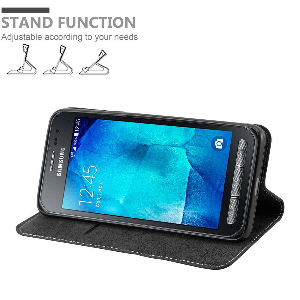 Telefon in Hülle, aufgestellt. Der Bildschirm zeigt 12:45. Ständerfunktion wird gezeigt. Samsung-Logo sichtbar.