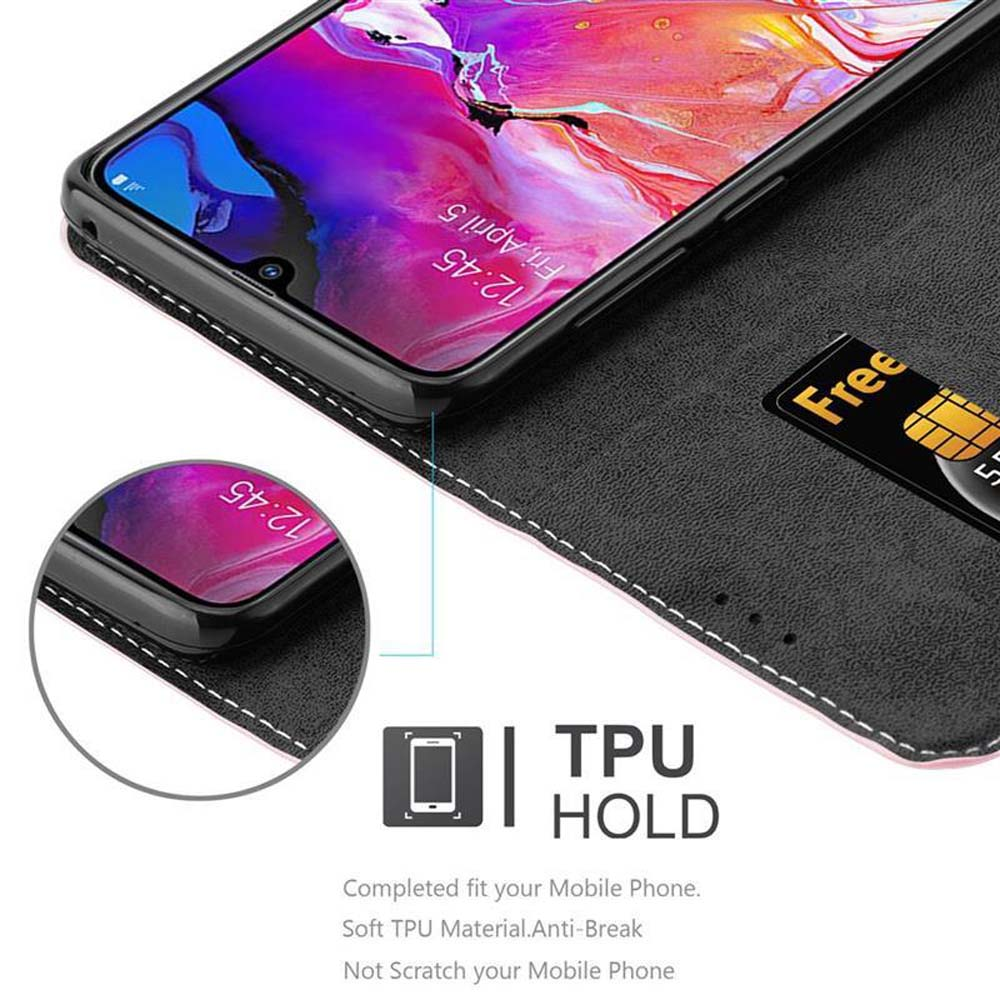 Telefono nella custodia, display con ora 12:45. Testo TPU HOLD. Fessura per scheda visibile.