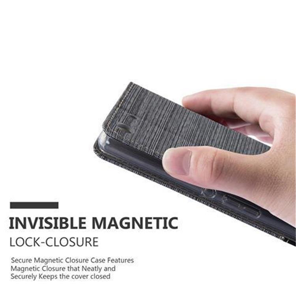 Mano che tiene una custodia per telefono. Il testo dice chiusura magnetica invisibile. Sfondo bianco.