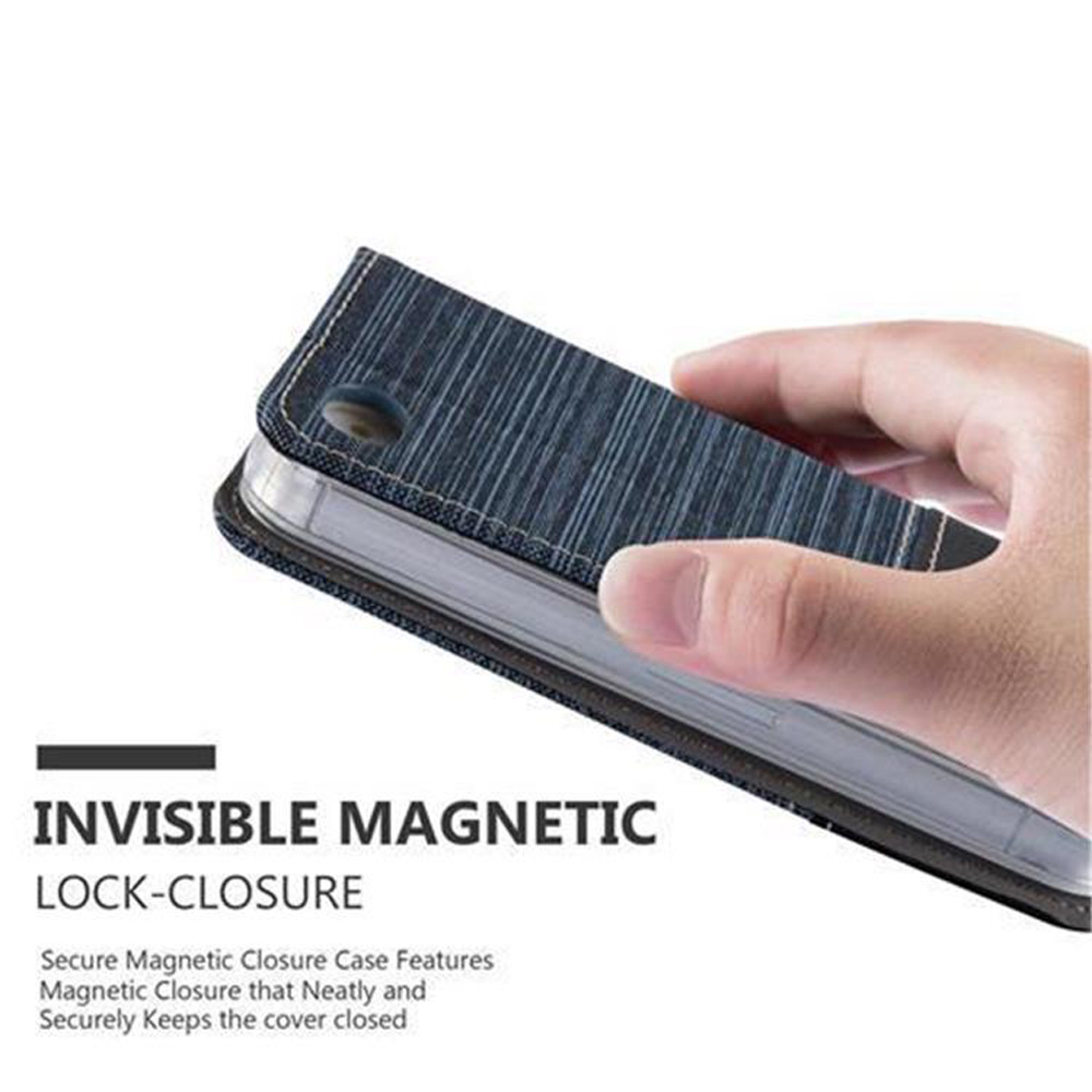 Mano che tiene custodia per telefono, materiale simile al denim, chiusura magnetica.