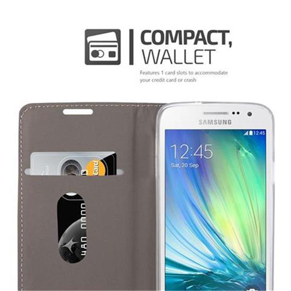 Telefono in custodia a portafoglio con carte di credito, sfondo bianco.