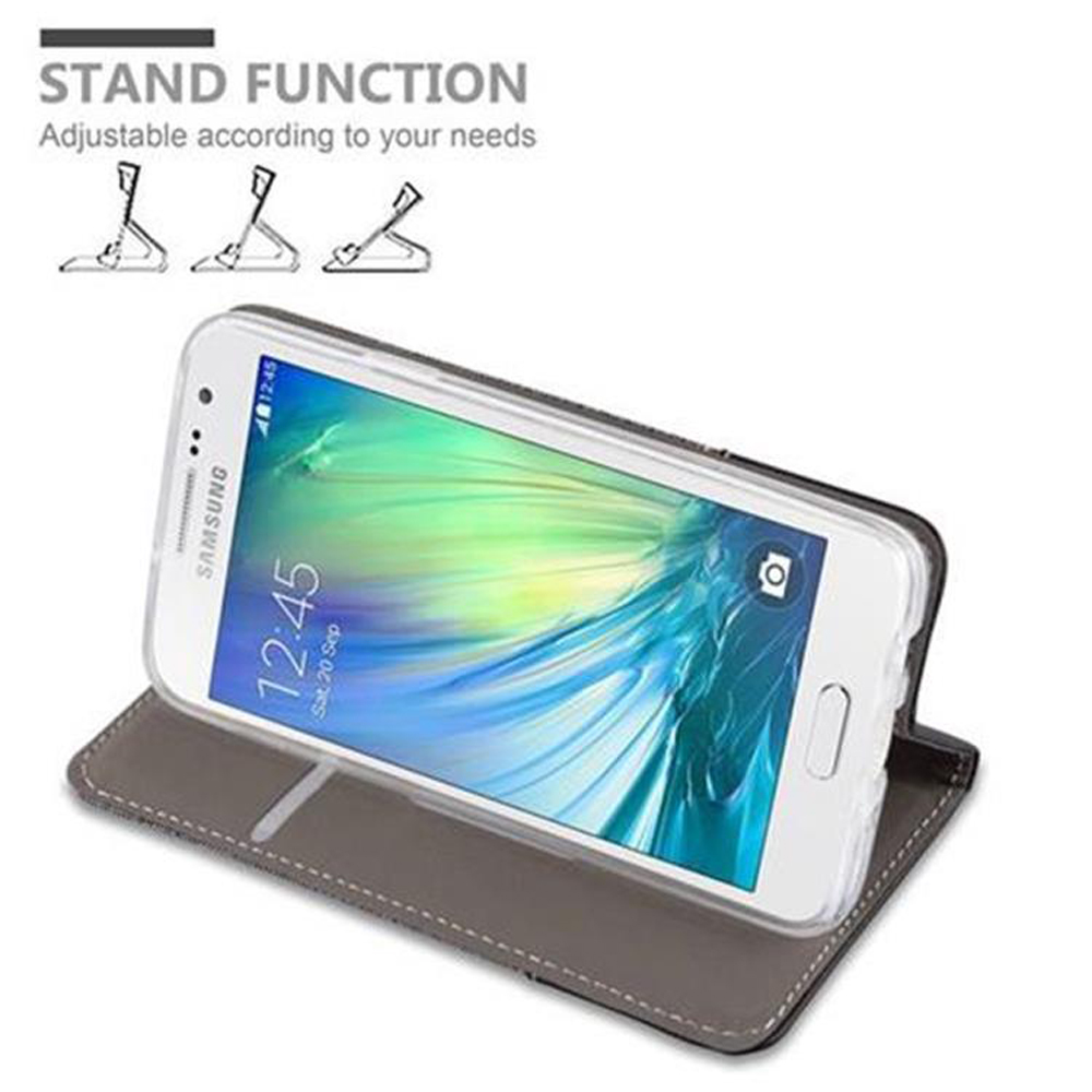 Telefono bianco in custodia grigia in due posizioni. Funzione stand mostrata.