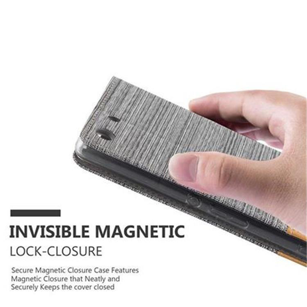 Custodia per telefono, cover grigia, tenuta in mano. Testo chiusura magnetica invisibile visibile.
