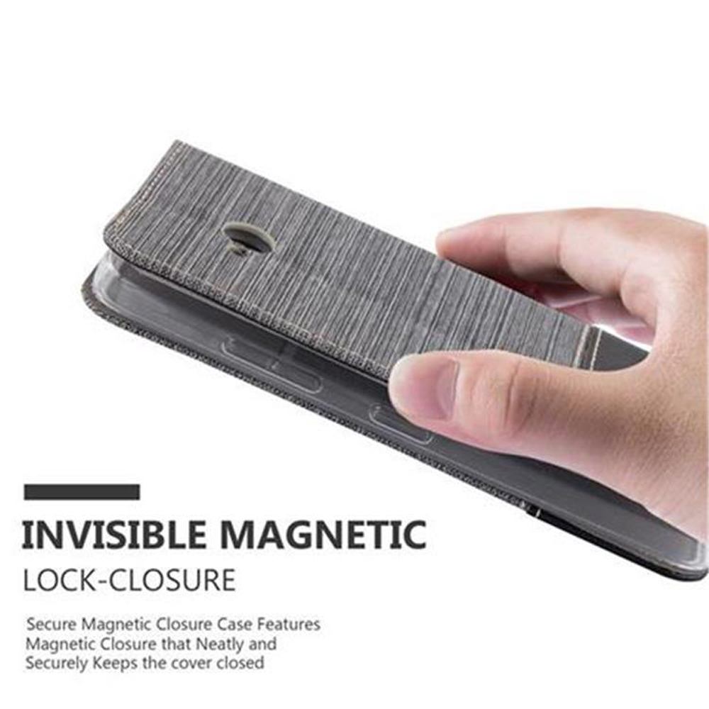 Mano che apre una custodia per telefono. La custodia è grigia con chiusura magnetica. Sfondo bianco.