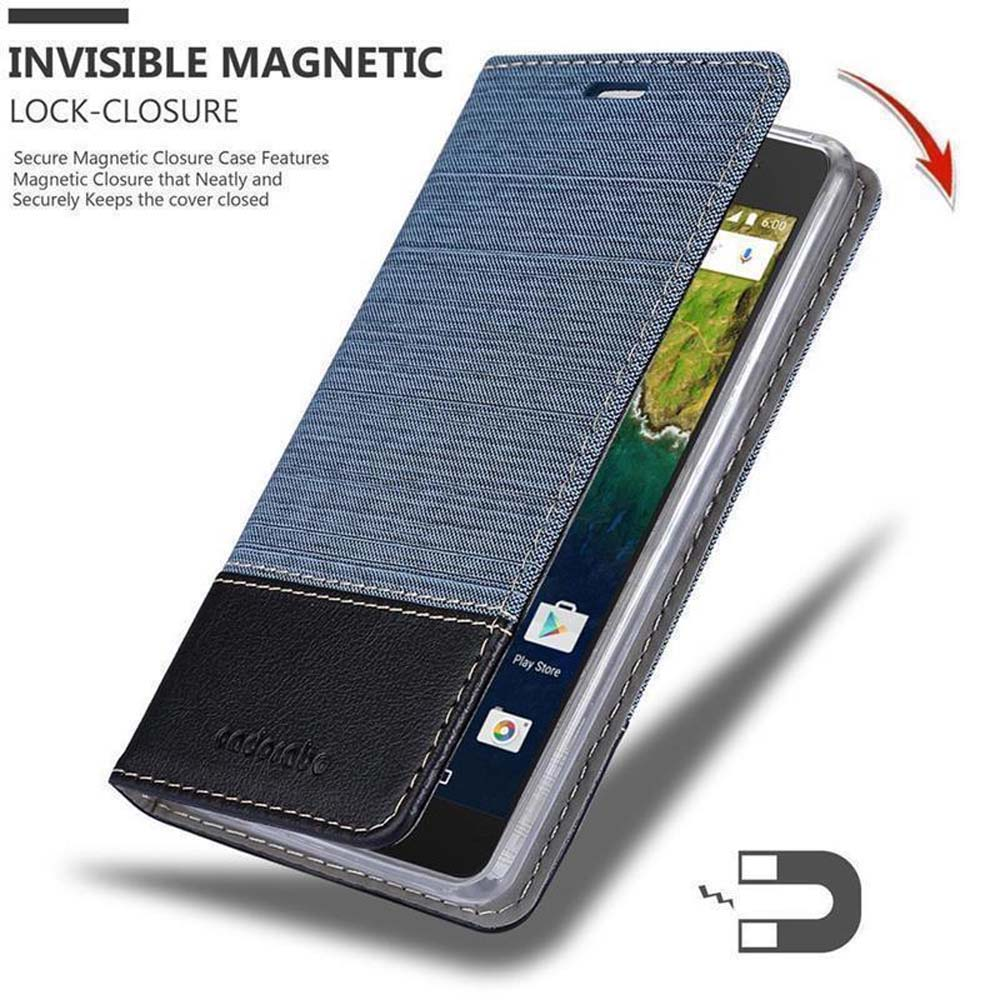 Una custodia per telefono in denim blu con fondo in pelle nera, che mostra lo schermo e l'icona Play Store.