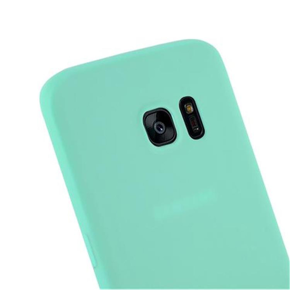 Primer plano de una funda de teléfono verde claro con recortes para cámara y flash.