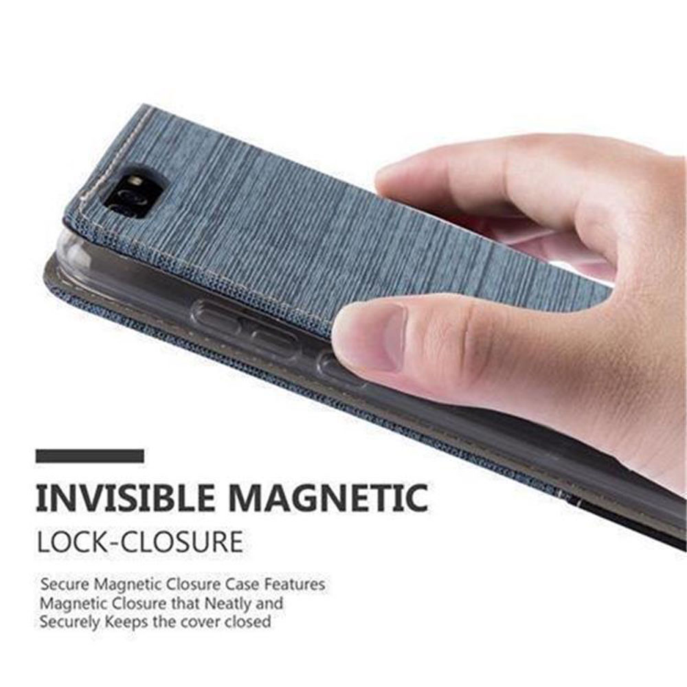 Blaue Handyhülle, geschlossen, mit unsichtbarem Magnetverschluss. Hand hält die Hülle.