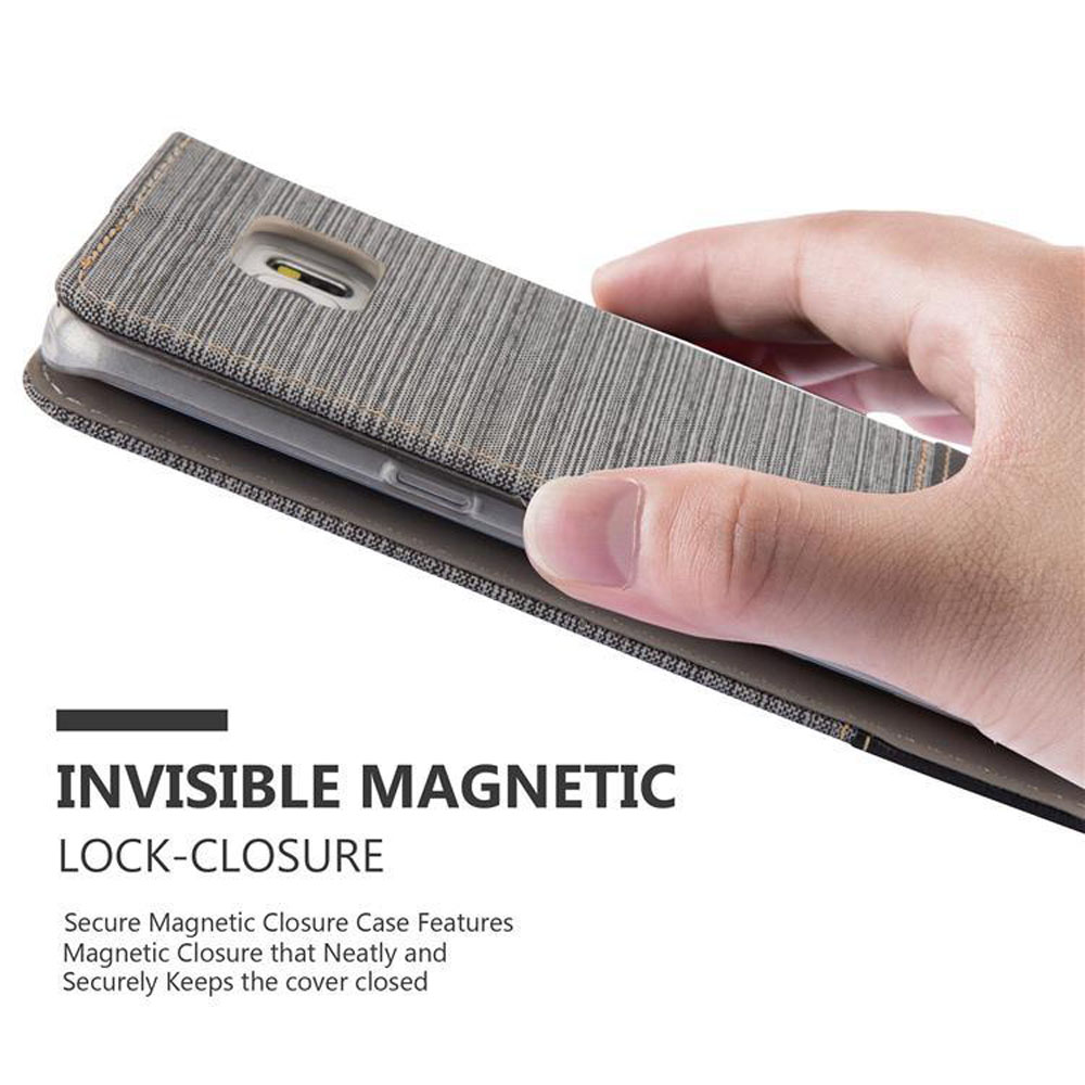 Una mano tiene un telefono all'interno di una custodia grigia, strutturata con chiusura magnetica.