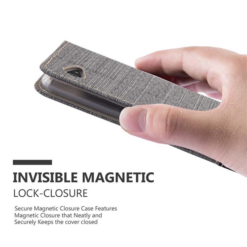 Mano che tiene una custodia per telefono. La custodia è grigia e il testo recita: 'INVISIBLE MAGNETIC LOCK-CLOSURE'.