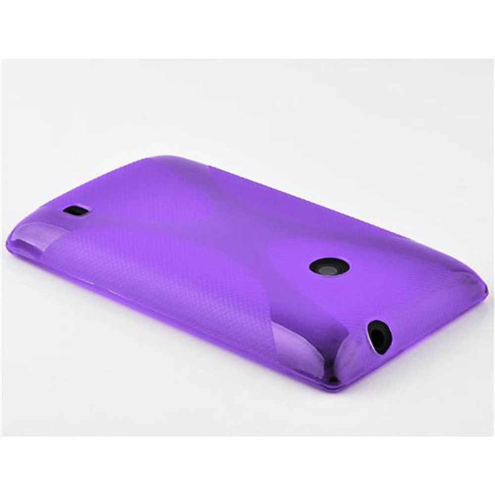Violette Handyhülle auf weißem Hintergrund. Es hat Löcher für Kamera und Tasten.