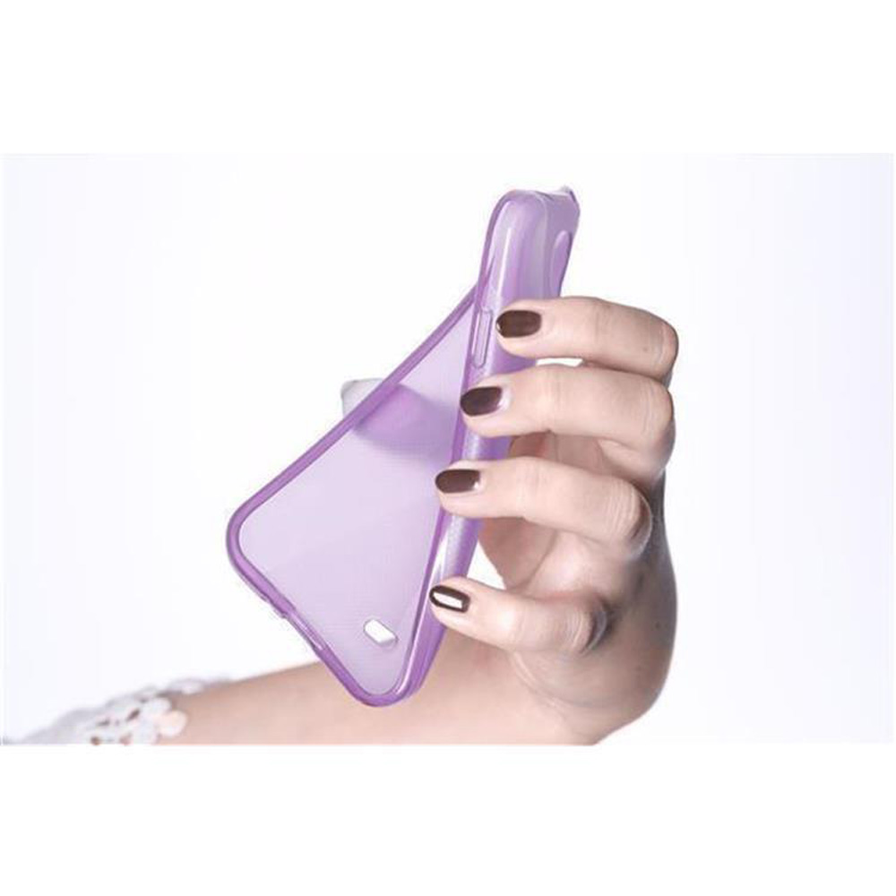 Eine Hand hält eine lilafarbene Handyhülle. Die Hülle ist transparent und flexibel. Die Person hat dunklen Nagellack.