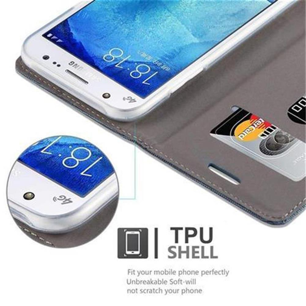 Un telefono con custodia è mostrato con una carta di credito. L'ora è visualizzata sullo schermo.