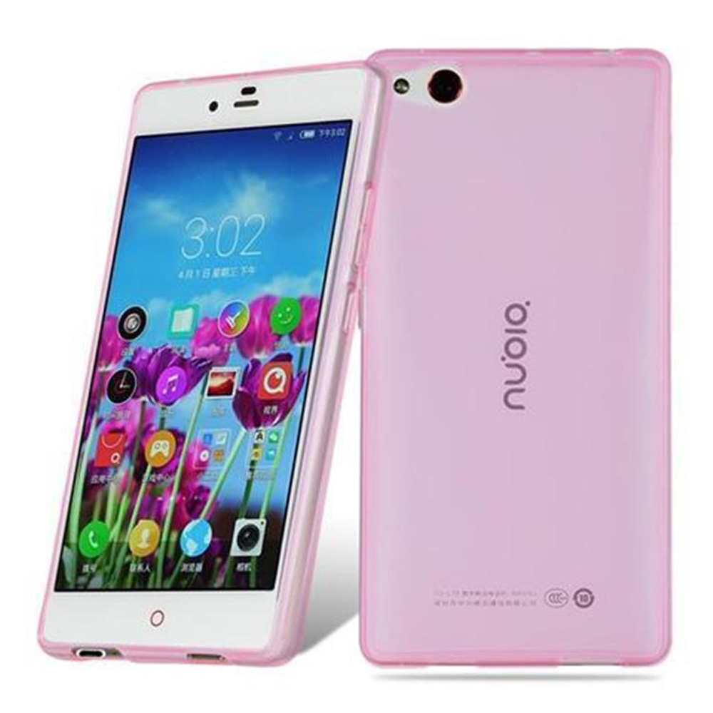 Un teléfono rosa está en una funda rosa. El teléfono tiene una pantalla encendida, mostrando iconos de aplicaciones.