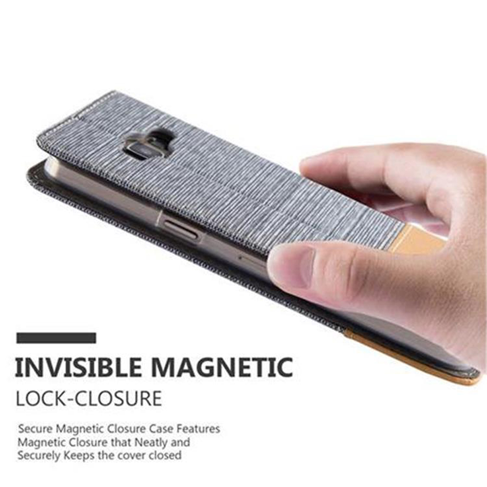Una mano tiene una custodia. Testo: 'Invisible magnetic lock-closure'.