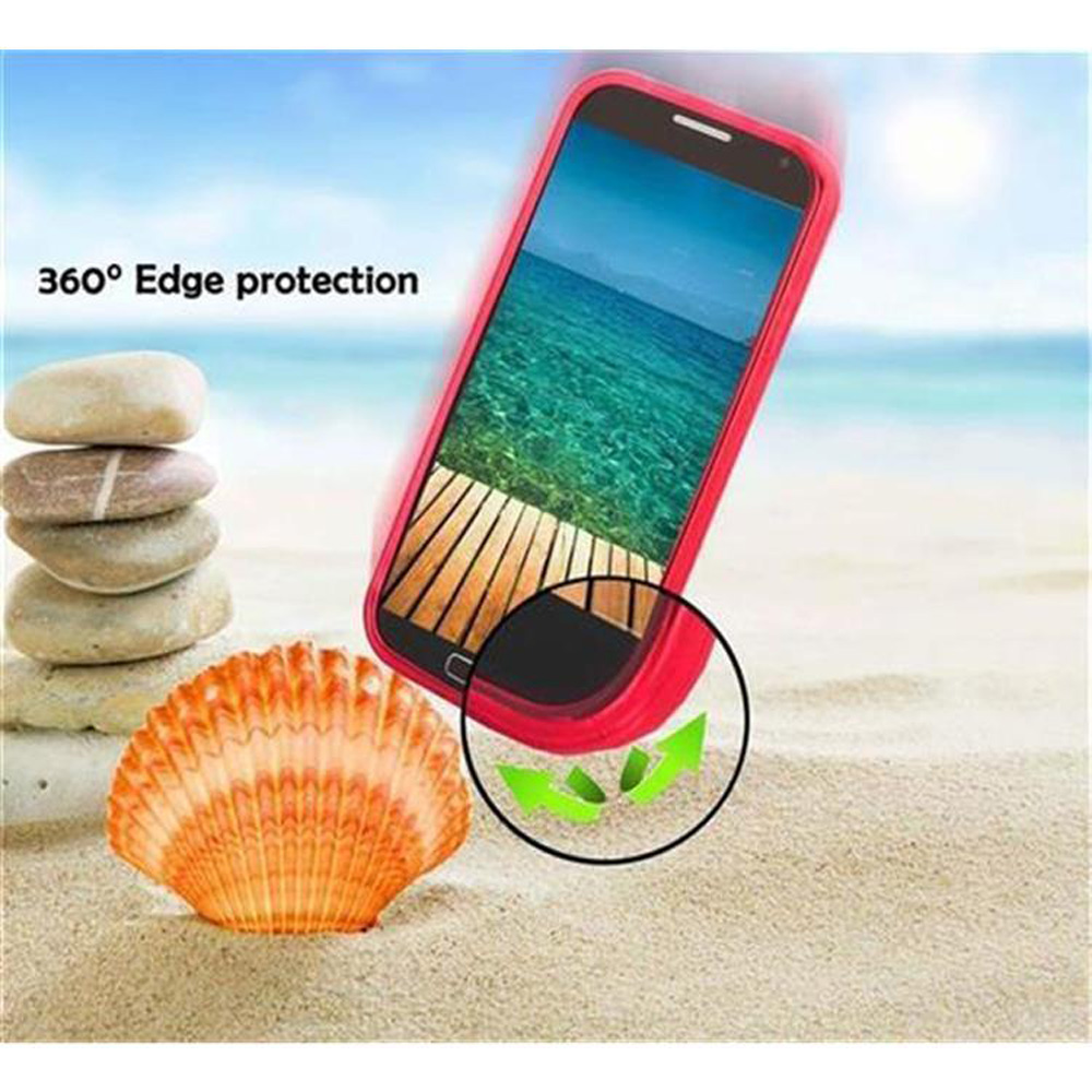 Telefono in custodia rossa su una spiaggia sabbiosa. Lo schermo è angolato. Una conchiglia sulla sabbia.