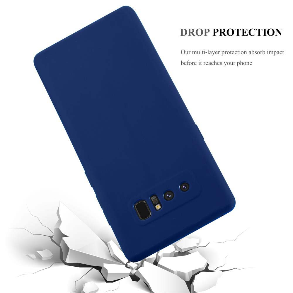 Custodia blu scuro per telefono che cade su terreno frantumato, che mostra la protezione dalle cadute.