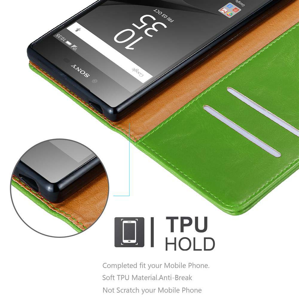 Teléfono en funda con interior verde y exterior marrón, mostrando la pantalla.